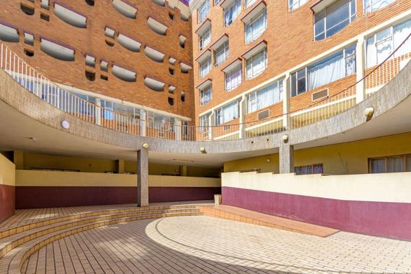 This lovely Studio Apartment offers you the perfect opportunity to enter the property market. The Apartment offers an open plan area ...