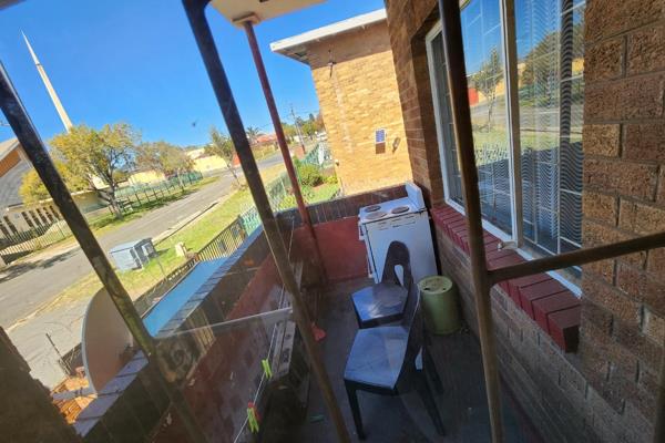 This first floor unit is located in a complex in Rosettenville and is conveniently close ...