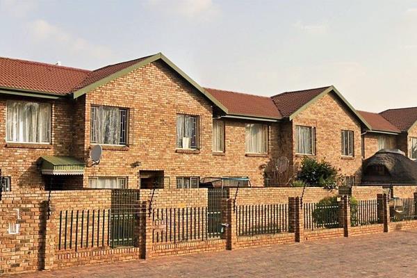 This duplex unit comprises of 2 bedrooms with cupboards, bathroom, open plan lounge, dining and kitchen area and additional guest ...