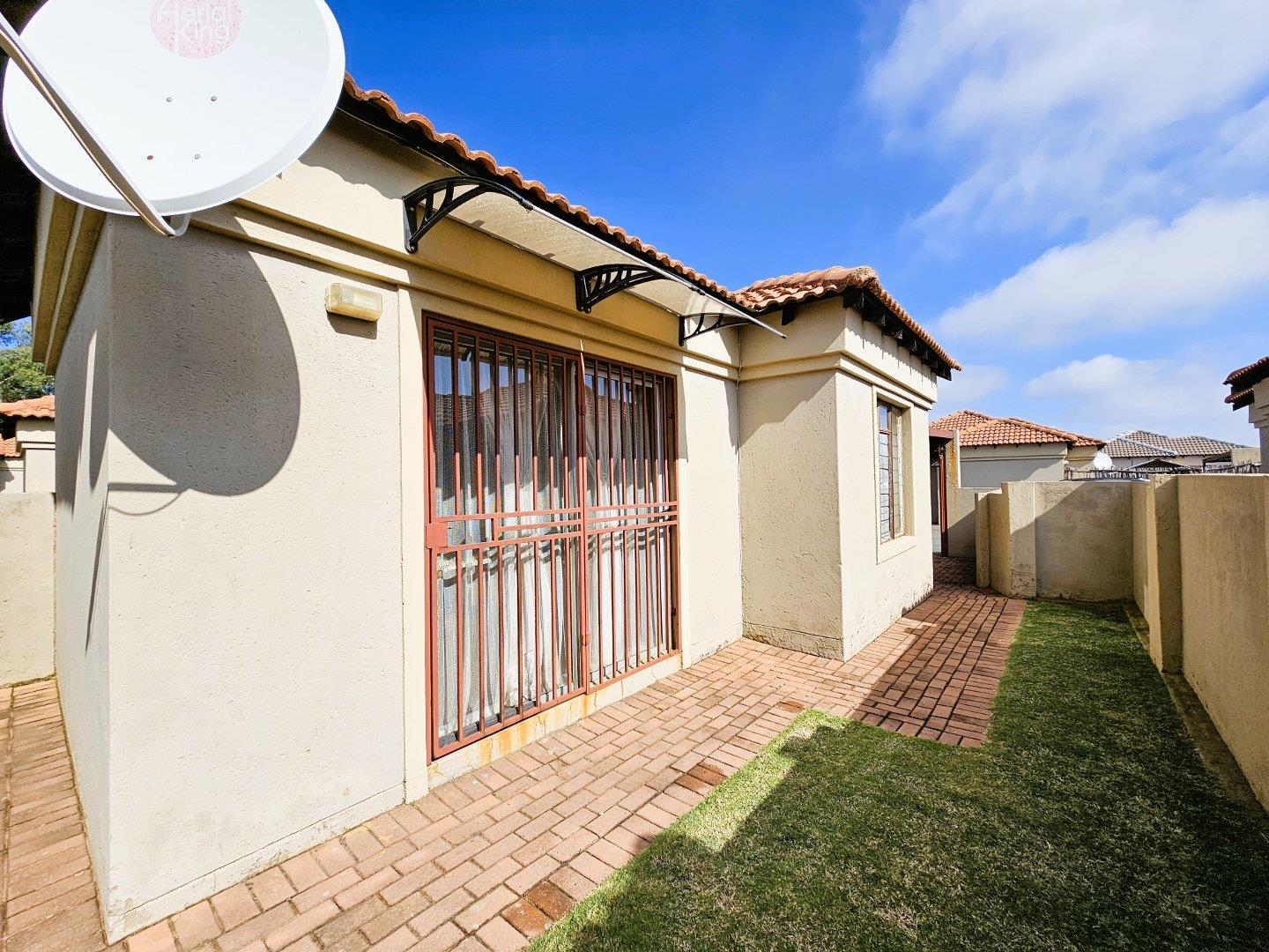 2 Bedroom Apartment / flat for sale in Greenhills 22 Makarios / 6 Bloekom Street P24112674268