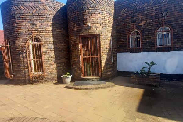 10 bedrooms
3 bathrooms
Kitchen
Lapa
Indoor braai
2 main gates 

R1 520 000

Contact me Shariska