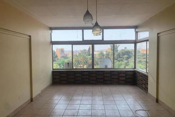 A very nice big bachelor for sale in Sunnyside..
This is suitable for a young couple or ...