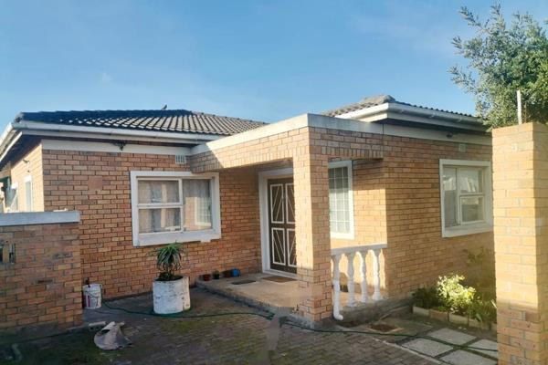 Affordable, and comfortable 3-Bedroom face-brick family home, with a bonus of a 3-bedroom flatlet with a kitchen, in the popular ...