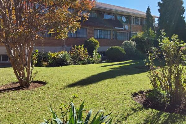 Spacious flat for sale in Benoni.
This three bedroom flat offers  a open plan lounge and ...