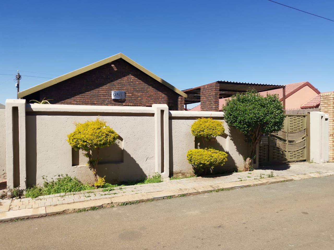 3-bedroom-house-for-sale-in-pimville-zone-6-p24-112682314