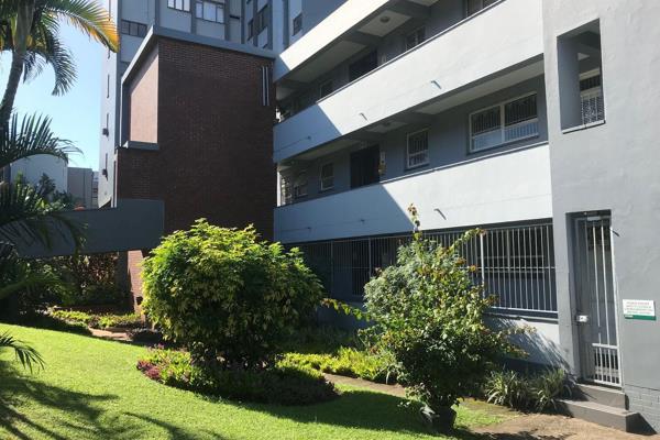 Centrally located ground floor one and half bedroom apartment in Musgrave road.
It&#39;s in a secure well maintained building with ...