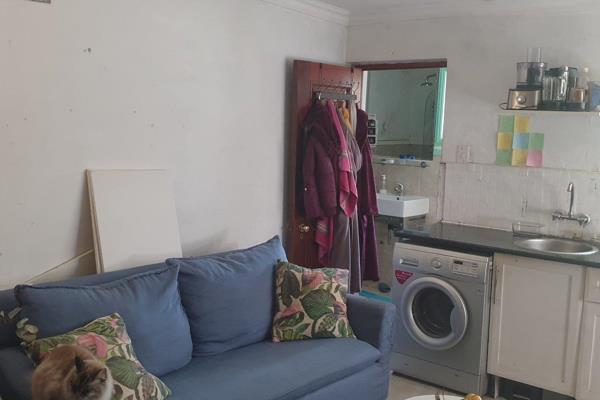 This cute studio apartment is open plan, fully tiled throughout and suitable for a single professional.

Bedroom and lounge area is ...