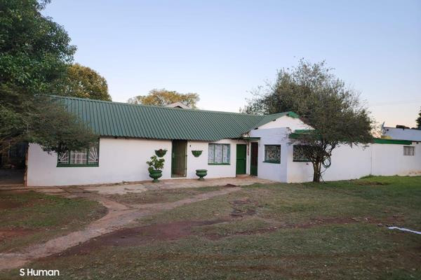 Plot for sale in Bapsfontein, (Tweefontein). The plot size is 20 737 square meters, consisting of a six bedrooms house, 2-bath, office ...