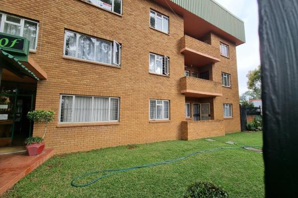 Neat flat with 2 bedrooms, 1 bathroom, lounge, kitchen and parking bay.

It is situated in a popular area near schools, shops and ...