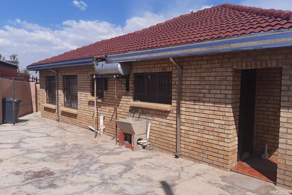 THREE BEDROOM TWO BATHROOM HOUSE FOR SALE IN DOORNKOP SNAKE PARK

This beautiful well maintained home boasts of a three bedrooms ...