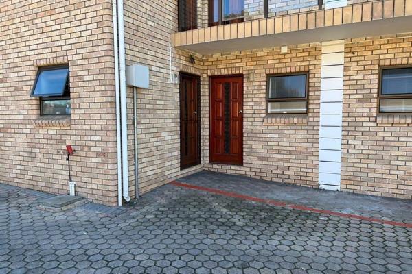 North Facing and spacious 2 Bedroom flat available to rent 
Open plan living area that leads to paved courtyard
Kitchen with stove and ...