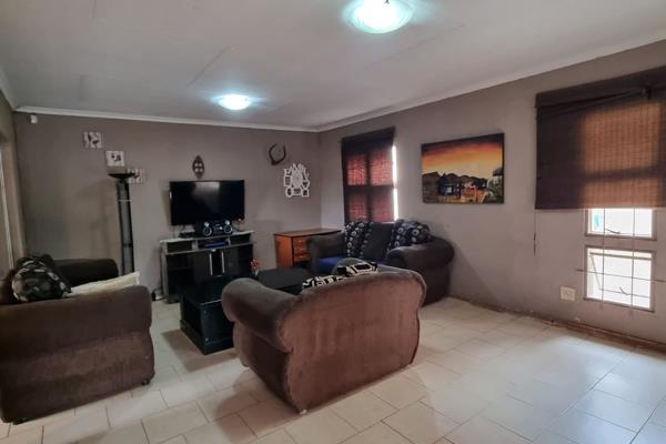 Perfect starter home with:

1 Lounge
1 Dining room
2 Bedrooms with built-in cupboards.
1 Bathroom with tub, shower, toilet and basin.
1 ...