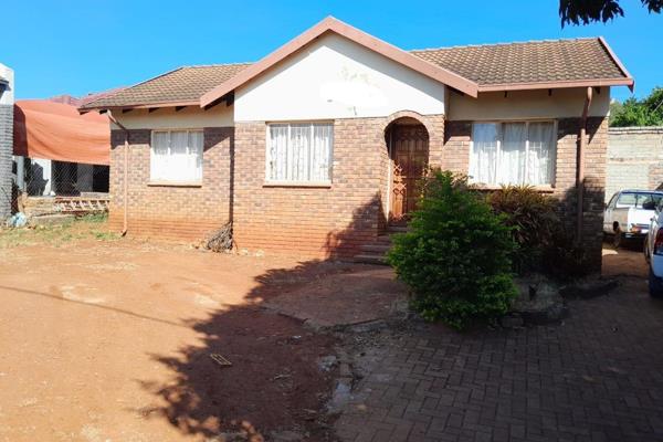 Spacious home situated in Lenyenye next  to Phusela  High School.

The house offers 
3 Bedroom
1 Kitchen
Separate toilet bathroom
Open ...