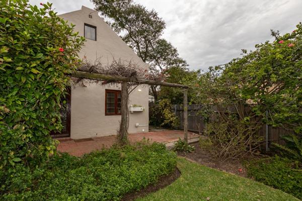 A spacious double-storey, secure family home in the “catchment” area of various top schools in Rondebosch. DOWNSTAIRS: open plan ...