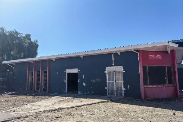 This commercial property holds significant potential. Situated in a well-accessed area, it is easily reachable. The abandoned building ...