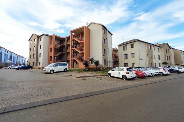 3 bedroom Flat for sale in Jabulani, Soweto - 

Selling price: R 530, 000
Floor size: ...