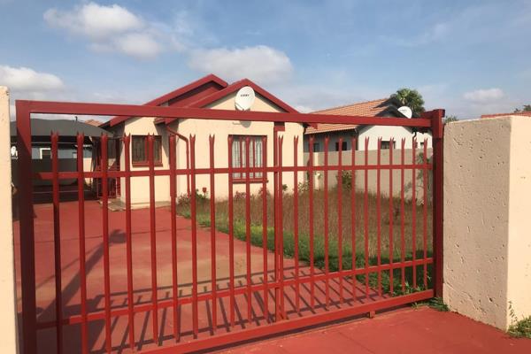 X3 bedrooms house for rental in soshanguve block xx next to Dr Baloi surgery
Open plan kitchen ,Lounge ,Full bathroom ,X2 bedrooms with ...