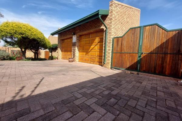 This property offers: 
4 Bedrooms 
Safety Gates
1 En Suite
1 Bathroom

Kitchen
Scullery
Lounge
Dining Space
Tv Room
Entrance ...