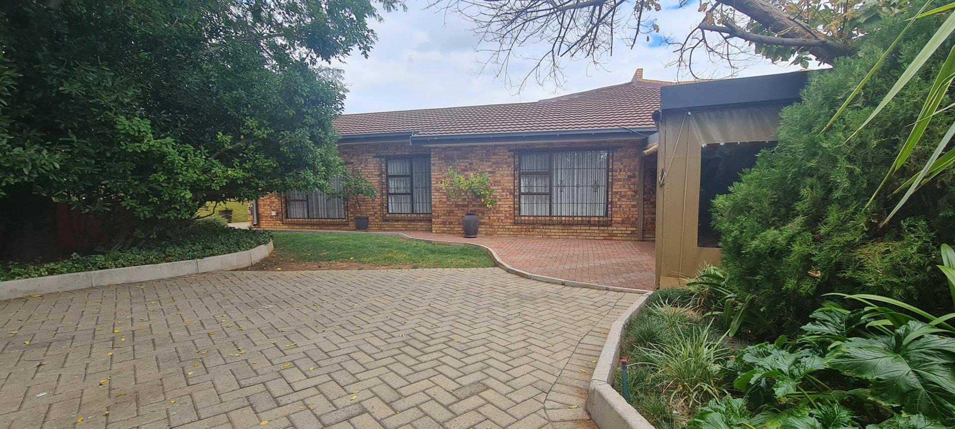 3 Bedroom House For Sale In Uitsig - Sieraad Road - P24-112715780