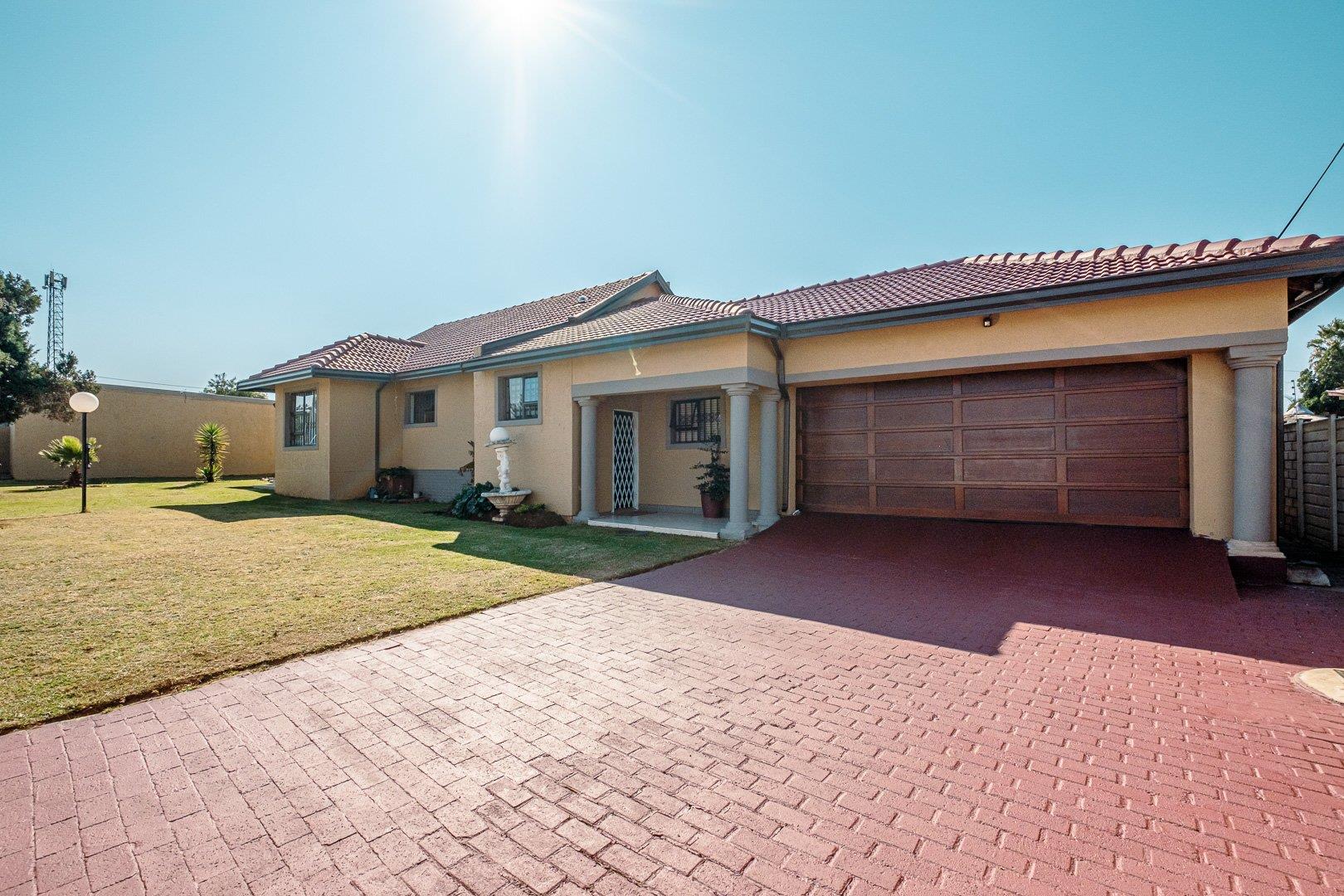 4 Bedroom House for sale in Witpoortjie - 143 Dromedaris Street - P24 ...