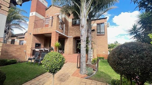 4 Bedroom Apartment / flat for sale in Mooikloof Ridge - P24-114491758