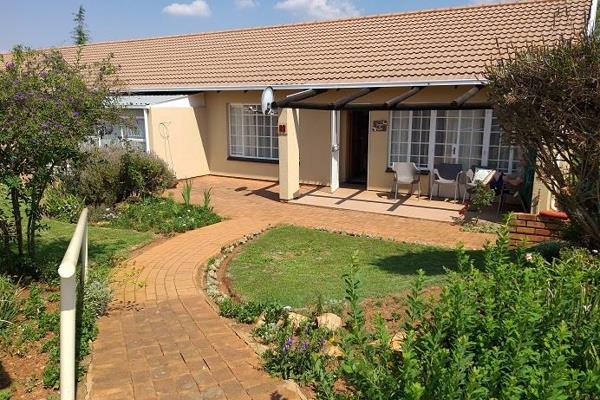 This is a neat and spacious one bedroom unit only for senior citizens of OVER 50.  R5300 ...