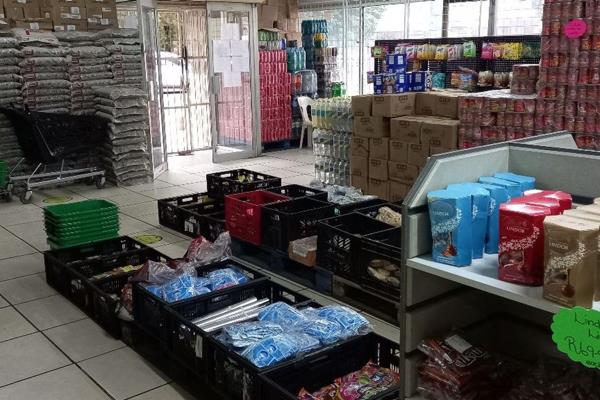 This Business Premises are in the main road in Alberton North. 

There is a 32M2 shop that is presently rented as a beauty salon.
 ...