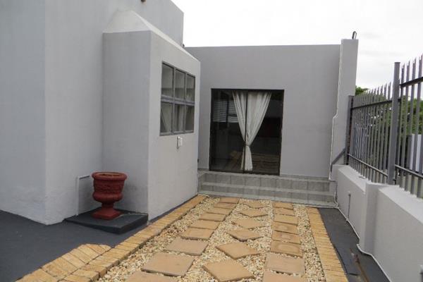 Stunning modern home with bachelor flat

This beautiful modern home consists of 3 bedrooms 3 bathrooms (1 being en suite) with open ...