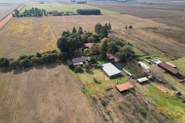 Beautiful, busy 21,4ha farm 15km out of the town of Bronkhorstspruit. Two very neat farm houses on the farm together with several ...