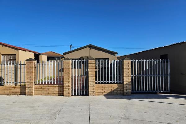 House To Let in Malabar.
Offering:
-3 Bedrooms.
-2 Bathrooms (1 is an en-suite).
An open-plan fitted kitchen leads to the lounge ...