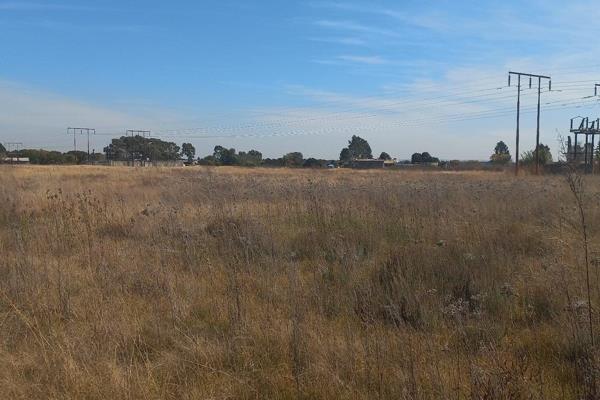 This 2.8 hectare is ideal for raising livestock, parking trucks and any other business ideas that may come to mind.