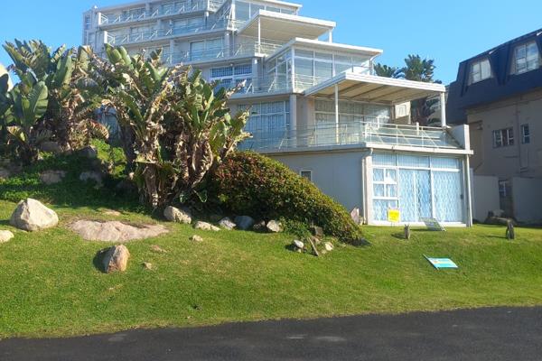 Lovely bachelor flat with direct walkway into the beach.

This unit is fully furnished and available immediately.

Secure parking ...