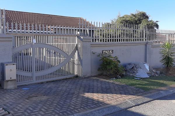 Stunning 4 bedroom house with 2 bathrooms (1 Ensuite) kitchen, lounge and double garage. ...