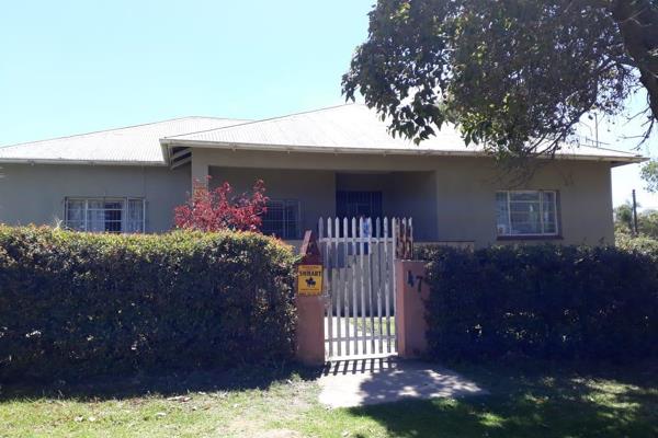 This is a golden oldie situated near the Humansdorp CBD.
The property lends itself out for a business opportunity.
Situated on a busy ...