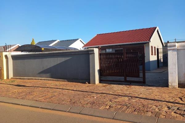 This lovely well mantained house is up for sale in the sought after area of Protea Glen Ext 29
The main house consists of 2bedrooms ...