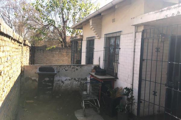 Urgent Sale: Deceased Estate 4 Bedrooms 2 Bathrooms House for Sale in Turffontein, Johannesburg.

Buy Stand for R1050 000 and get 2x ...