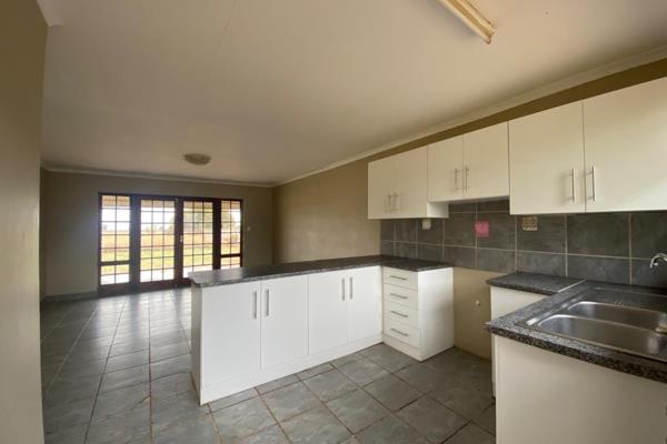 Situated about 15km from Bloemfontein CBD.

Beautiful two bedroom house with a large garden. Two bedrooms with build in cupboards ...