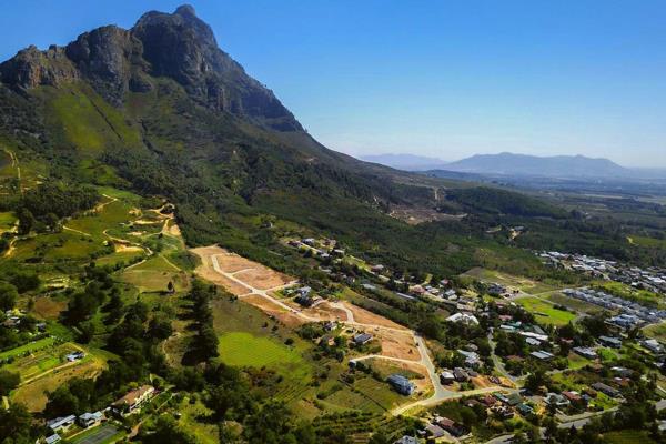 Nestled in one of the Winelands&#39; most picturesque valleys, Mentoor Mountain Estate boasts stunning views of the surrounding ...