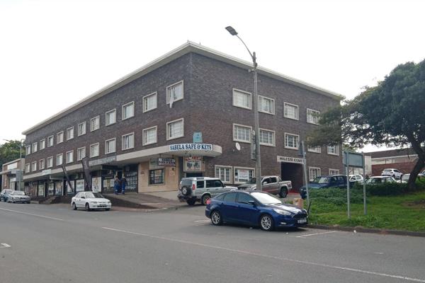 3 Bedroom apartment available immediately on Old Main Road in Escombe,Queensburgh.In a ...