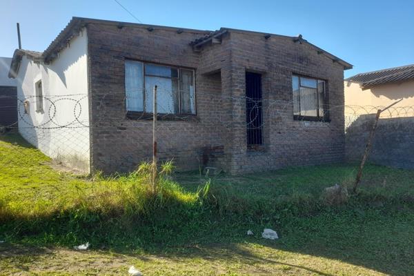 This 3 bedroom house is strategically located within walking distance to the NU6 Mall and taxi rank.
Main house has 1 toilet and ...