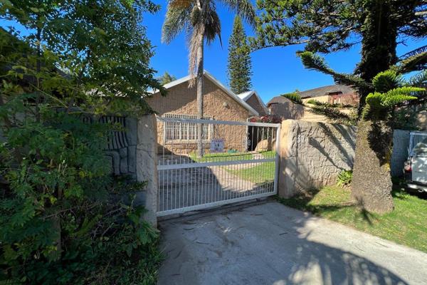 This property is generating 3 incomes from:

1. A 3 bedroom, 2 bathroom house with a bar, outside braai area and swimming pool
2. A ...