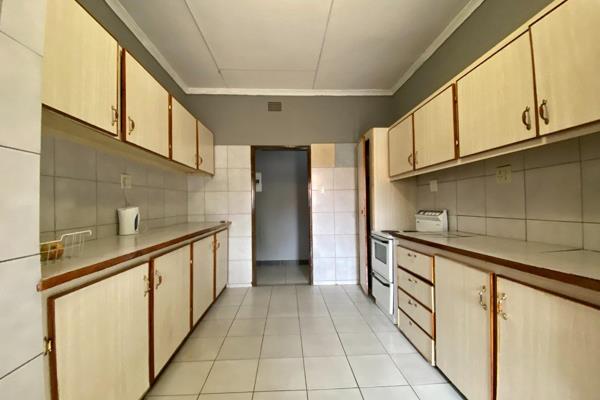 3 House to rent available in Ladanna. This property has a big living area with a wooden ceiling. It has a huge kitchen with built-in ...