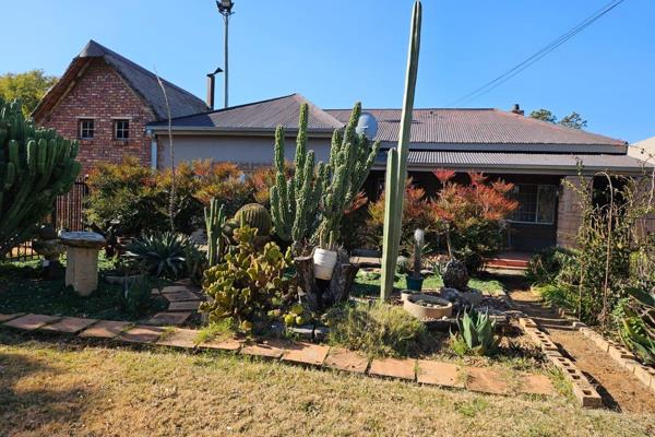 Plot with a 5 bedroom house in the popular area of Bainsvlei (Waterbron) near the Waterbron NG Church.

It is close to ...