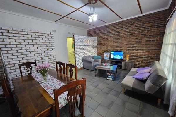 Exclusive sole mandate. This face-brick property features 3 bedrooms with 2 bathrooms, kitchen with pantry, lounge and dining room. ...