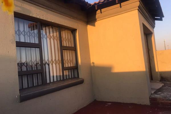 This well-priced home is situated in Kwa Thema and boasts the following:

2 spacious bedrooms

Bathroom

Guest Toilet

Fitted ...