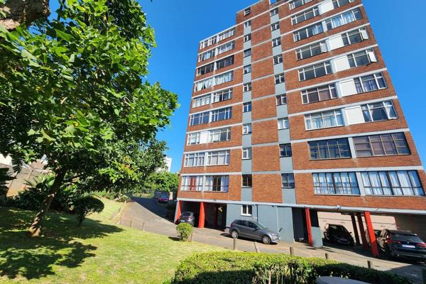 Discover a fantastic opportunity to own a cozy one and a half bedroom apartment in a well-kept building, perfect for modern living. ...