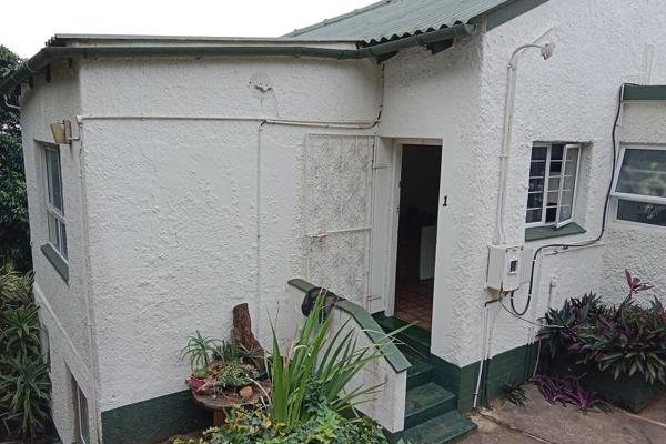 Cosy home to let in Illovo Beach. This unit consists of a fully-fitted kitchen, spacious lounge, one bedroom with built-in cupboards ...