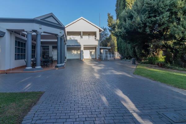 Stay and work from home! This lovely home is situated on a large stand in a quiet area in Glen Marais.
This beautiful 4-bedroom home ...