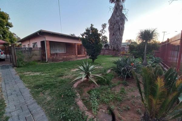 This charming 3-bedroom home in Pretoria Gardens offers a comfortable and spacious living environment. The property features a living ...