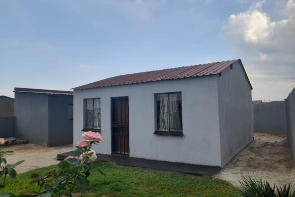 A property with huge potential. It offers 2 bedrooms, a bathroom, kitchen and lounge. It also has 2 rooms outside for your ...